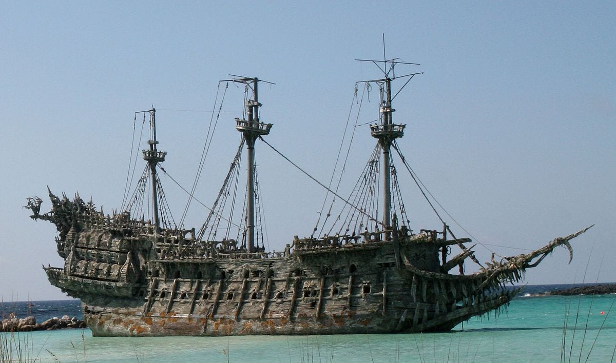 Pirati dei caraibi La maledizione del forziere fantasma olandese volante curiosity movie